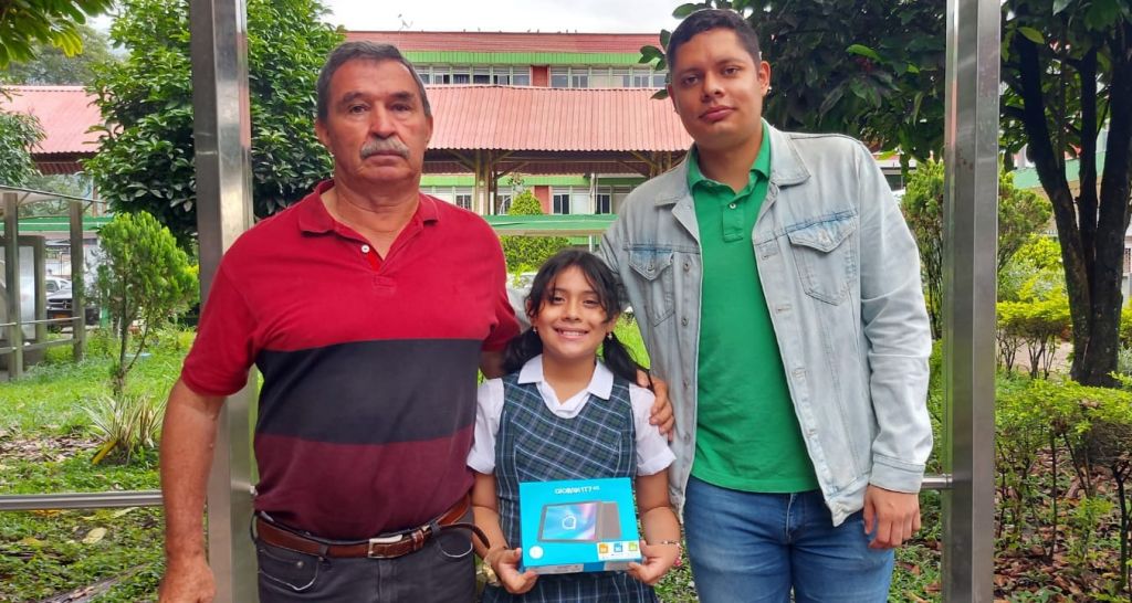 Ella es la niña ganadora de la Tablet, del concurso Expociencia