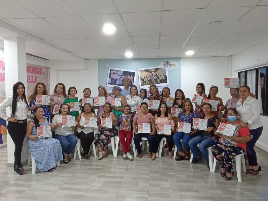 Mujeres entre los 40 a 70 años, se gradúan en sistemas e informática
