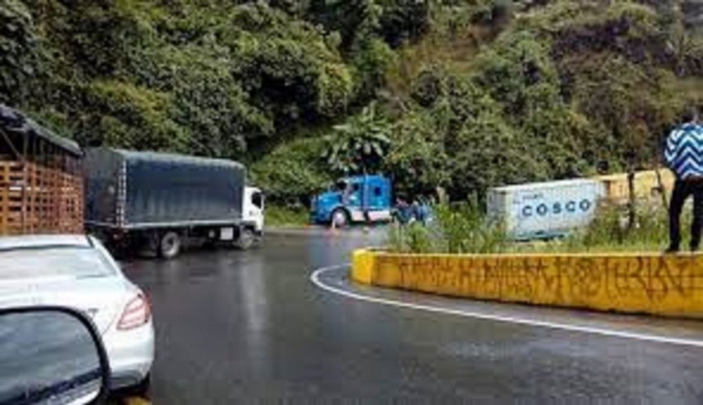 Hasta 20 horas, demoran transportadores cruzando el alto de la línea