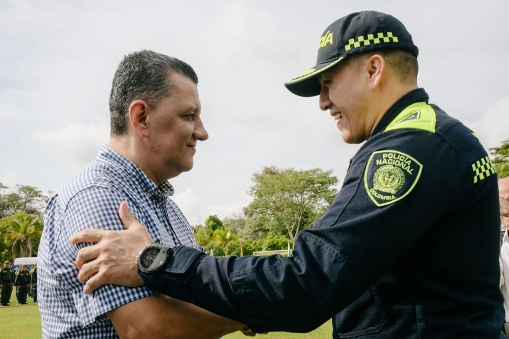 En los 131 años de la Policía, condecoran al gobernador del Tolima