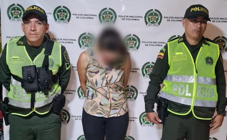 Esta mujer robaba ropa de locales, en centros comerciales de Ibagué