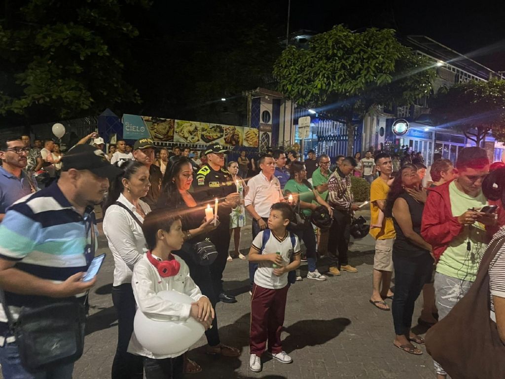 Velatón para exigir frenar actos violentos contra niños. En memoria de Danna Sofía