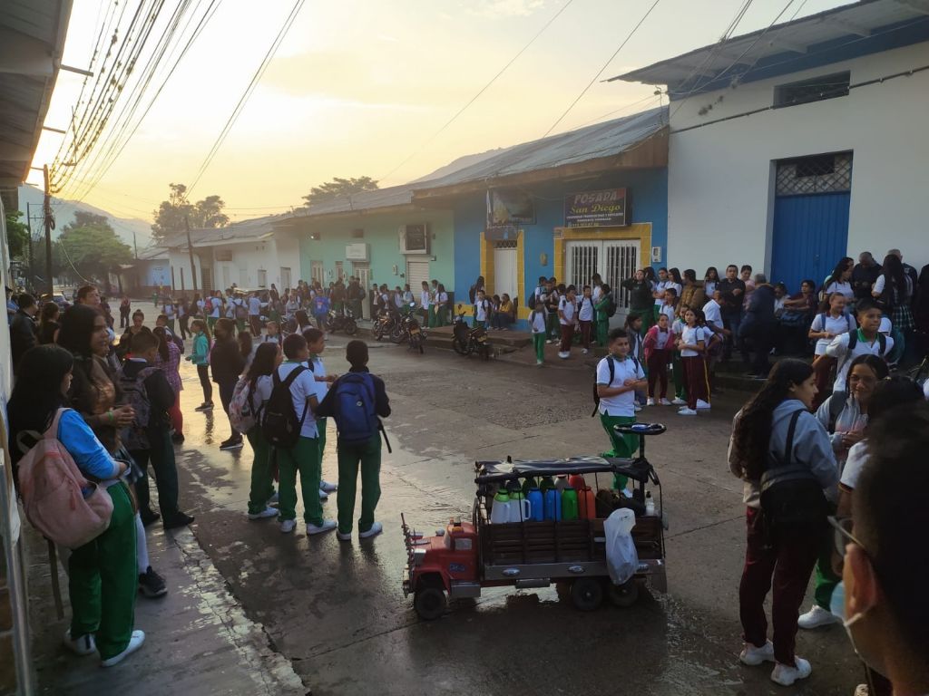 Arrancó año escolar en el Tolima, con problemas por falta de docentes