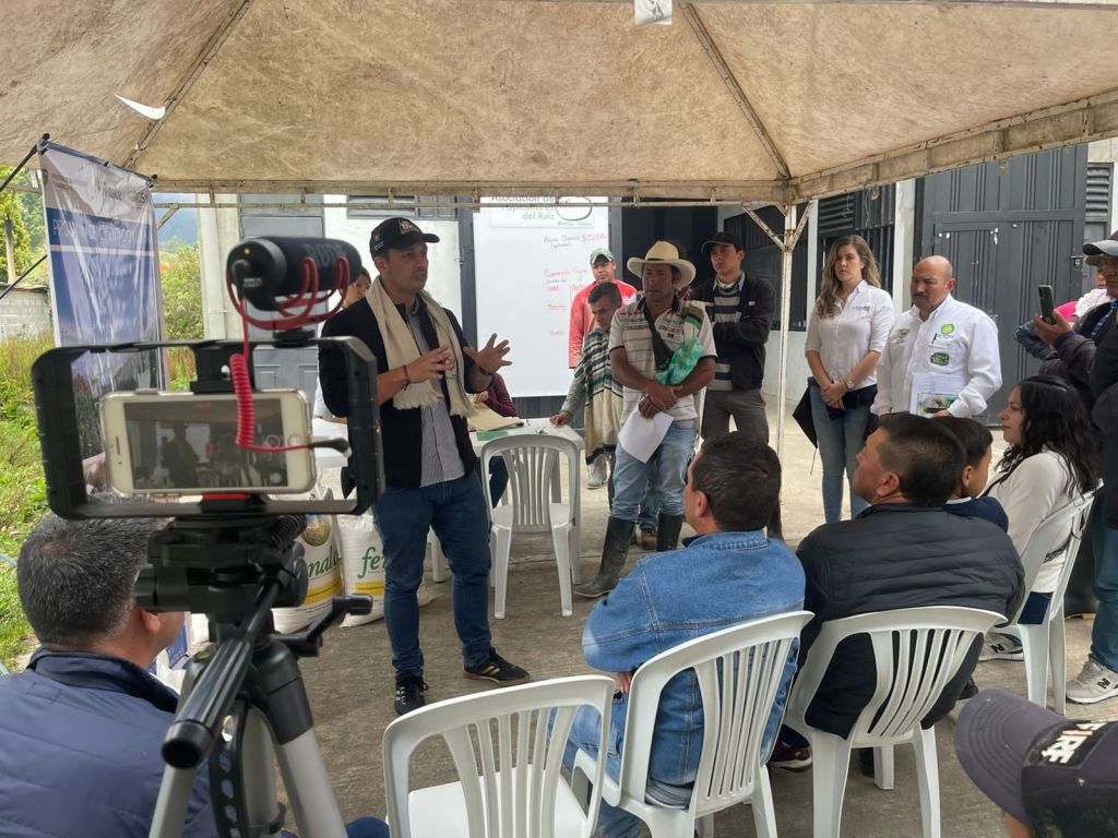 Familias ganaderas en zona de influencia del Ruiz reciben alimento concentrado por la Gobernación del Tolima