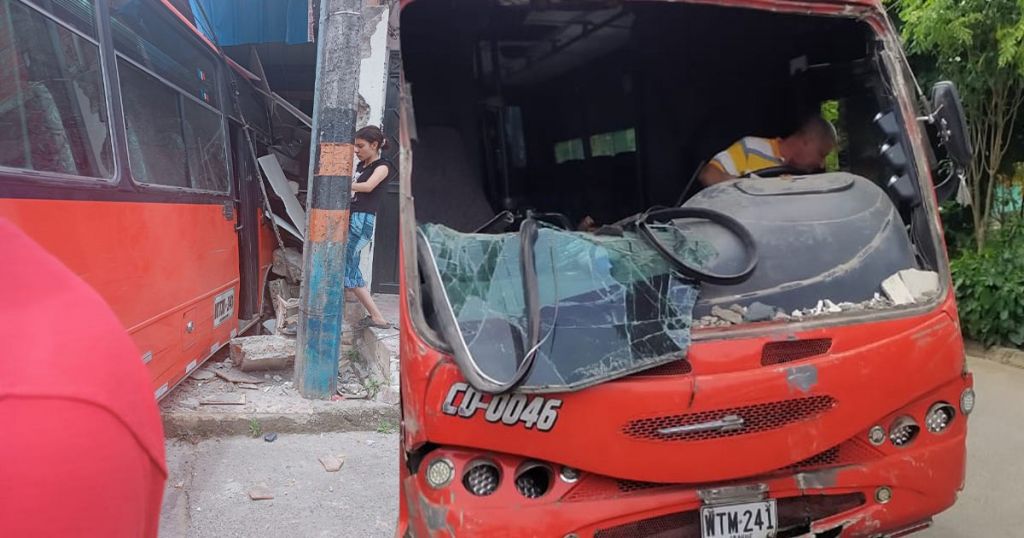 Buseta terminó dentro de una casa, causando pánico entre sus habitantes