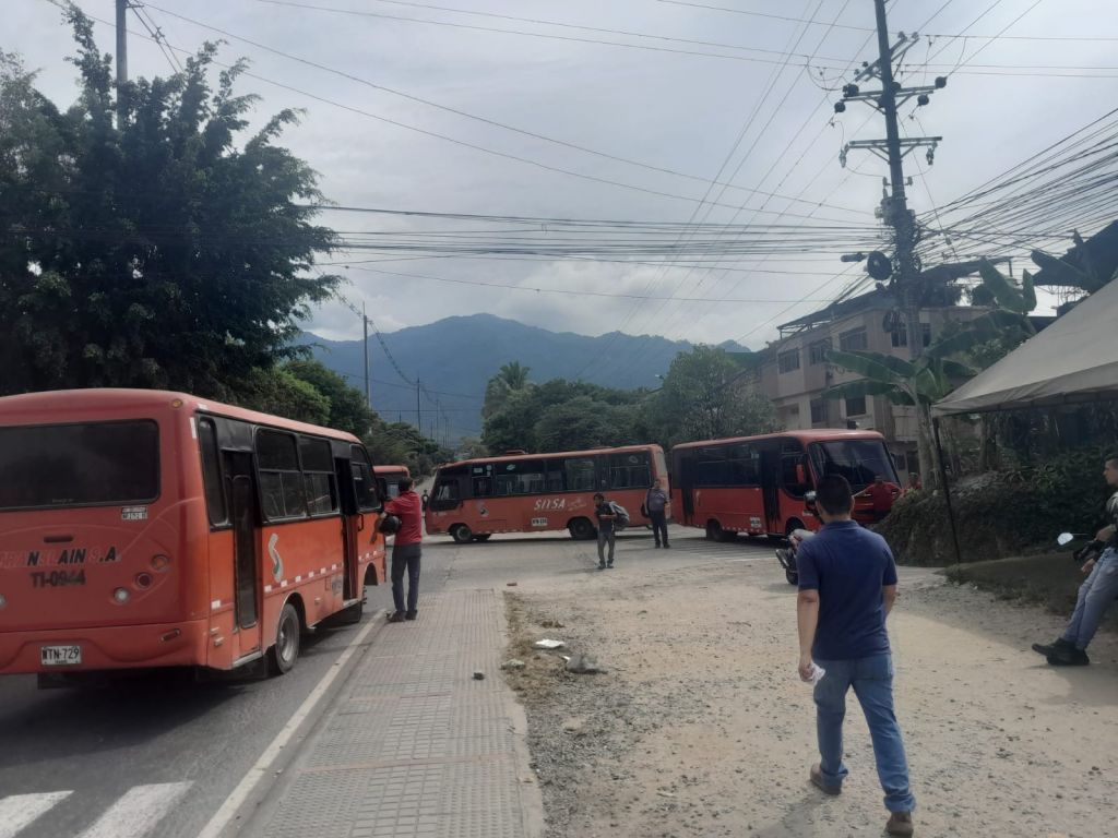 Arranca tercer día de paro de transportadores en Ibagué.