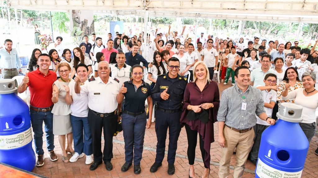 Cortolima entregó a instituciones educativas más de 130 ecobotellas para el reciclaje de plásticos de un solo uso