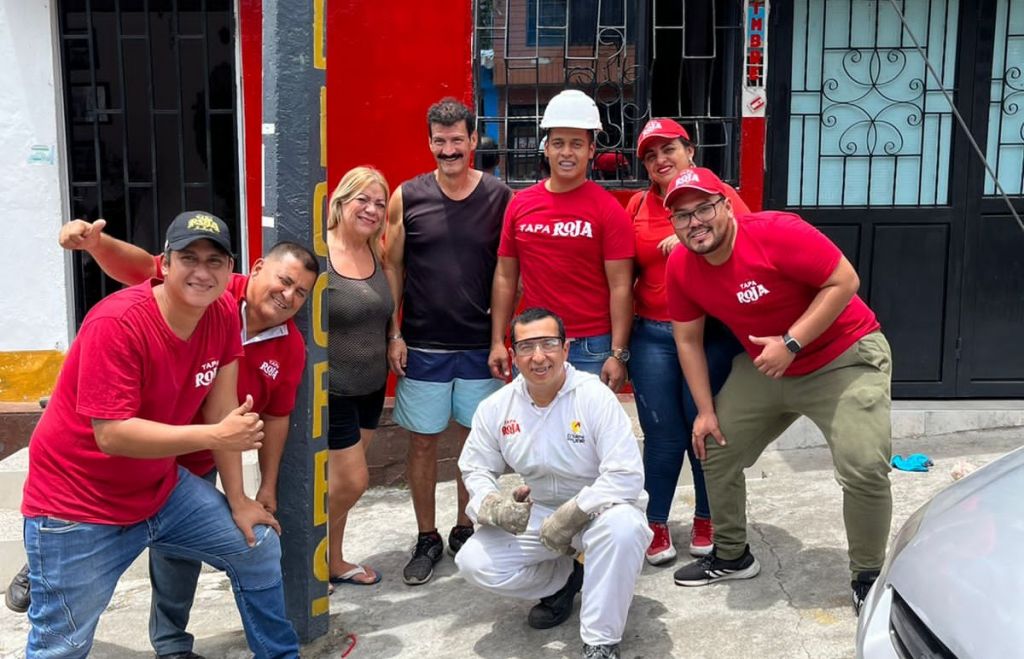 Tapa Roja pinta las fachadas de los tenderos