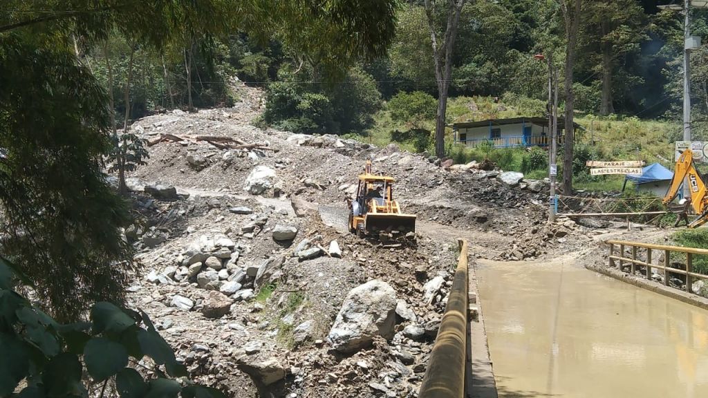 Habilitan vía al Cañón del Combeima, luego de taponamiento por fuertes lluvias