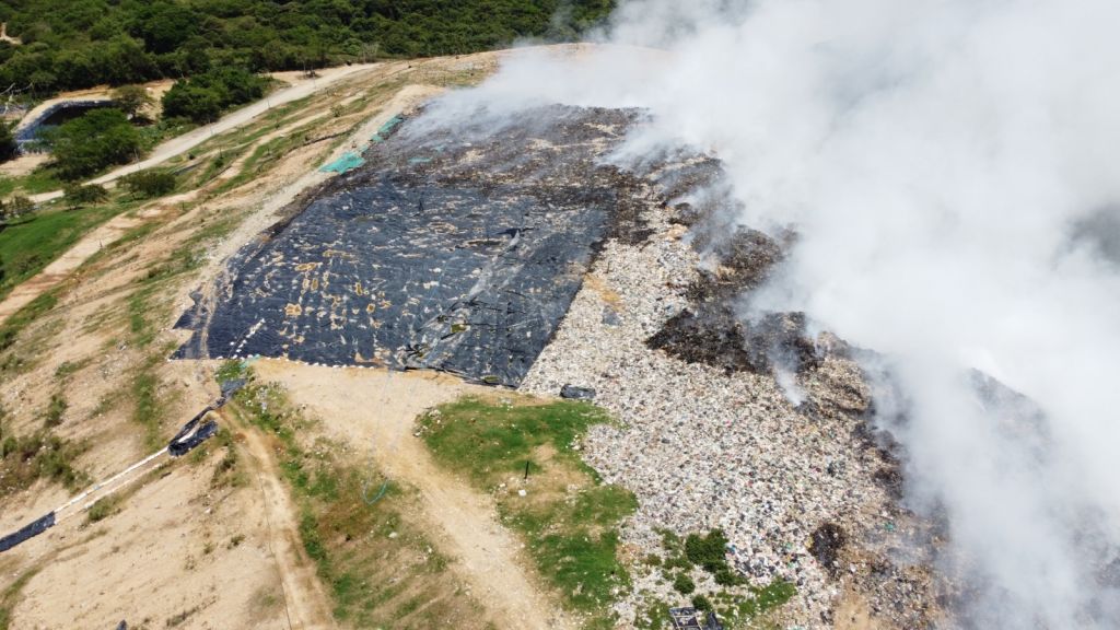 Cortolima realiza seguimiento a la contingencia por el incendio no forestal en el Relleno Sanitario La Miel