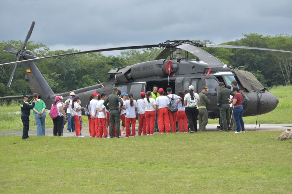 Niños con discapacidad auditiva, se convirtieron en pilotos por un día