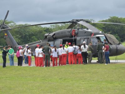 Niños con discapacidad auditiva, se convirtieron en pilotos por un día