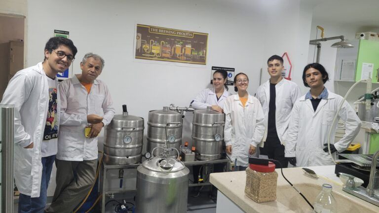 Estudiantes UT participan en taller sobre proceso de elaboración de cerveza artesanal.