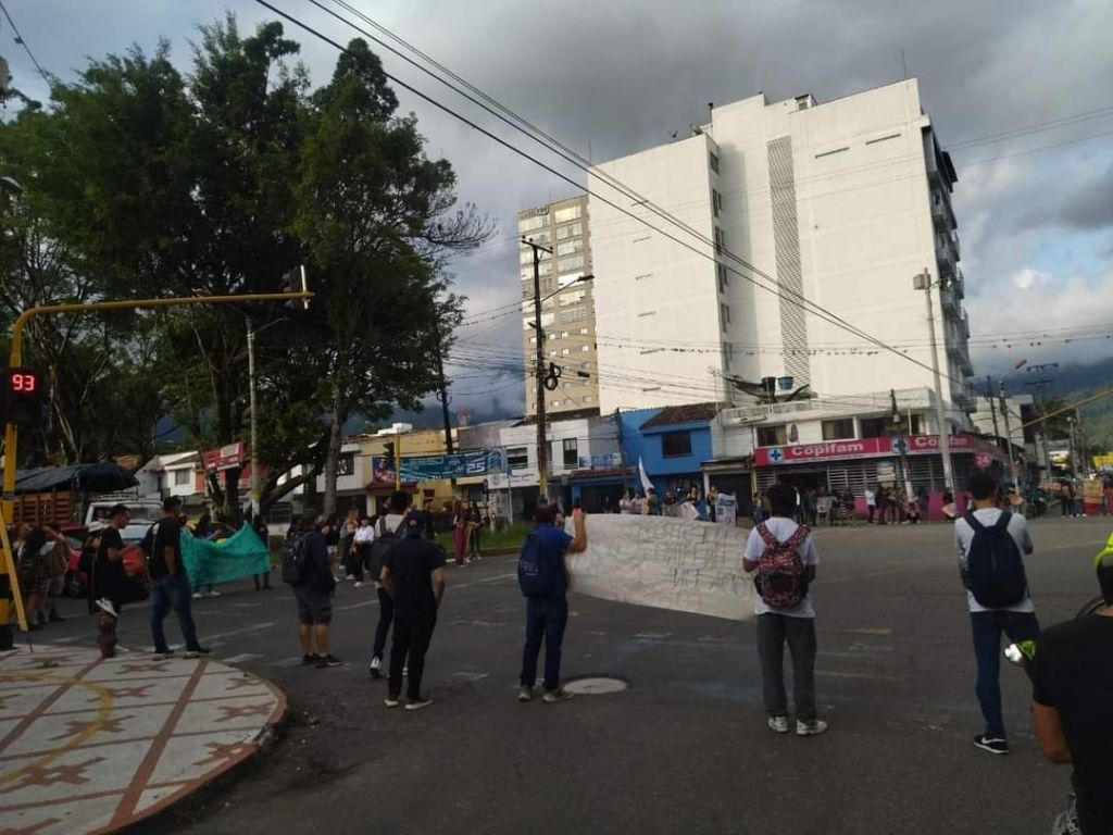 Estudiantes o vándalos. Protestar no puede ser excusa, para dañar sede de la UT