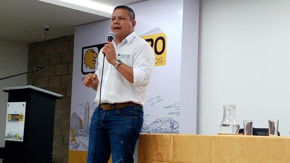 Cuestionada licitación quiere entregar antes de irse, alcalde de San Antonio: Denuncia