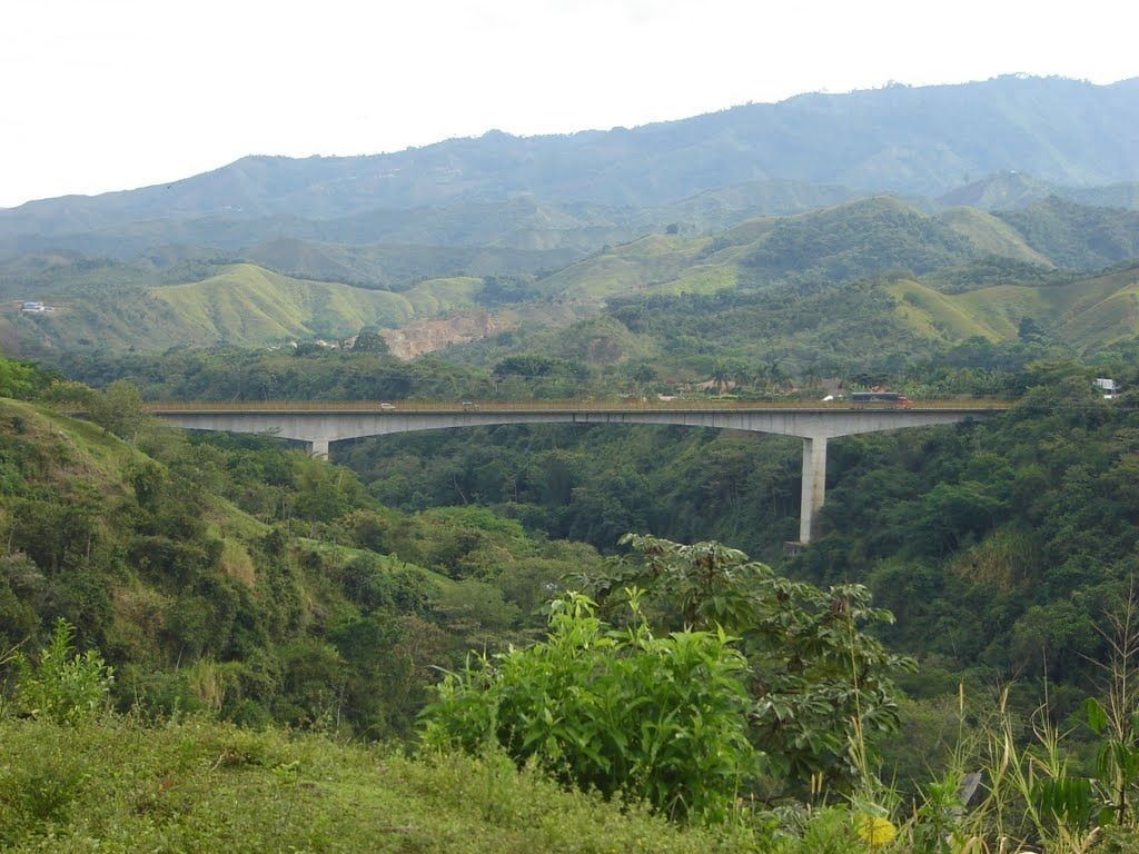 Empresa ubica de nuevo vigilante en puente de la vida, para evitar suicidios