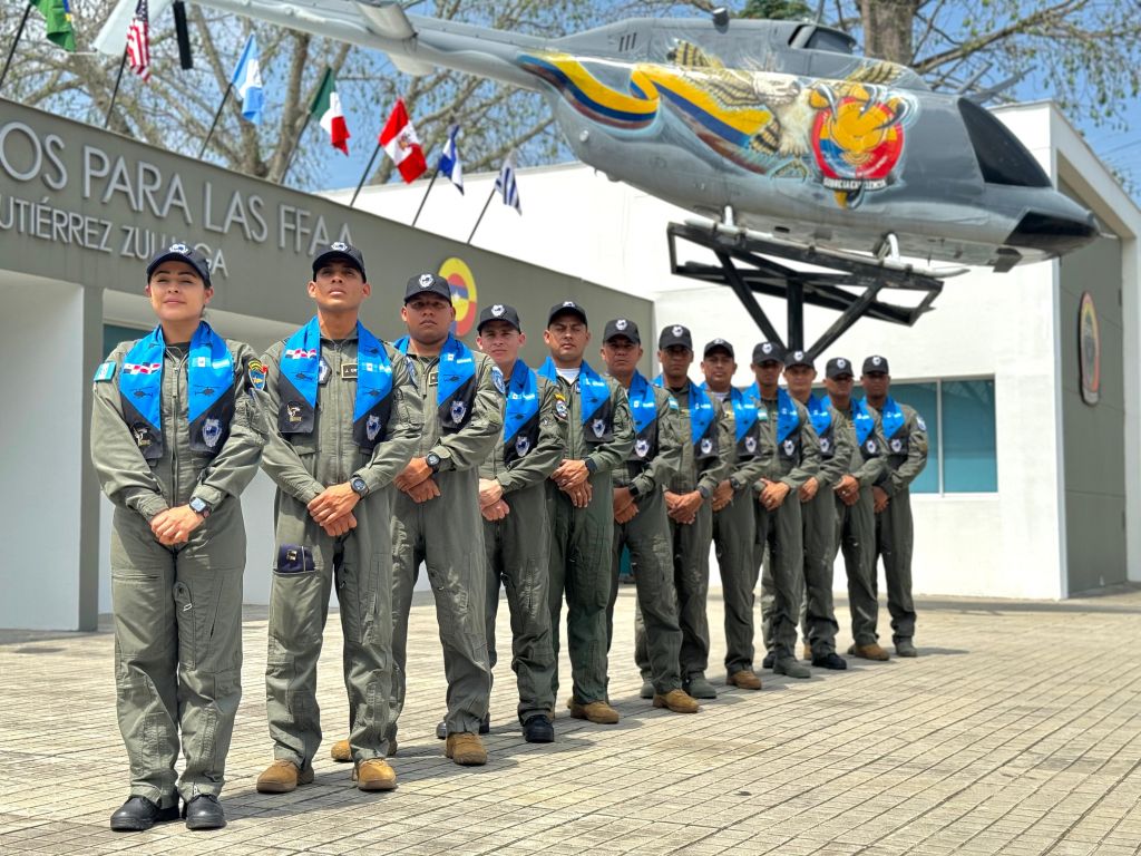 Jóvenes de 4 países de hacen pilotos, en la sede de la FAC en Melgar Tolima