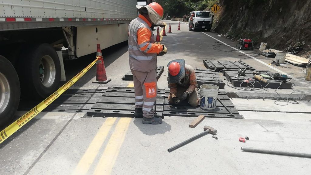 Paso restringido entre Ibagué, y Armenia, por este arreglo