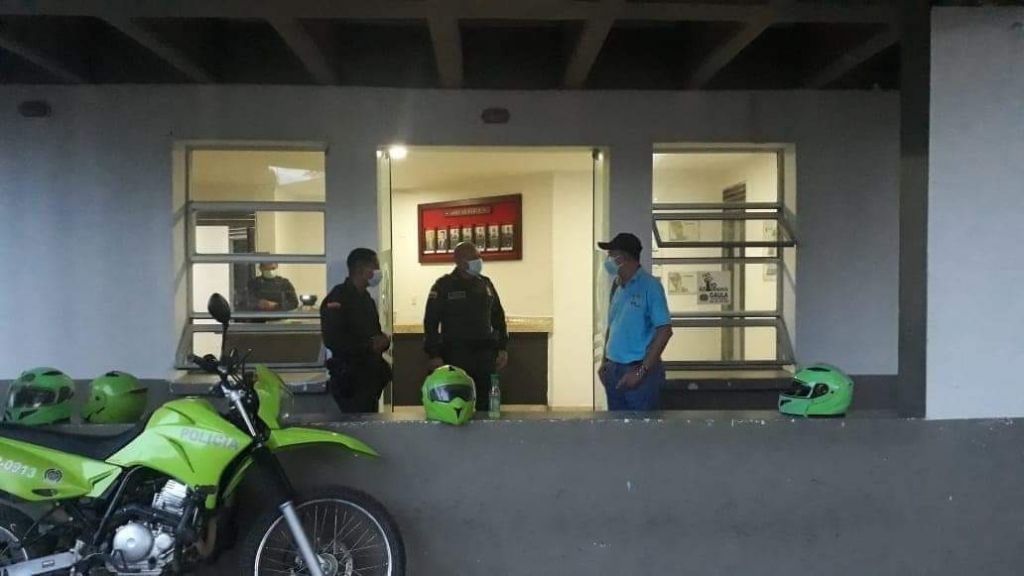 50 personas casi acaban con estación de Policía en Ortega Tolima