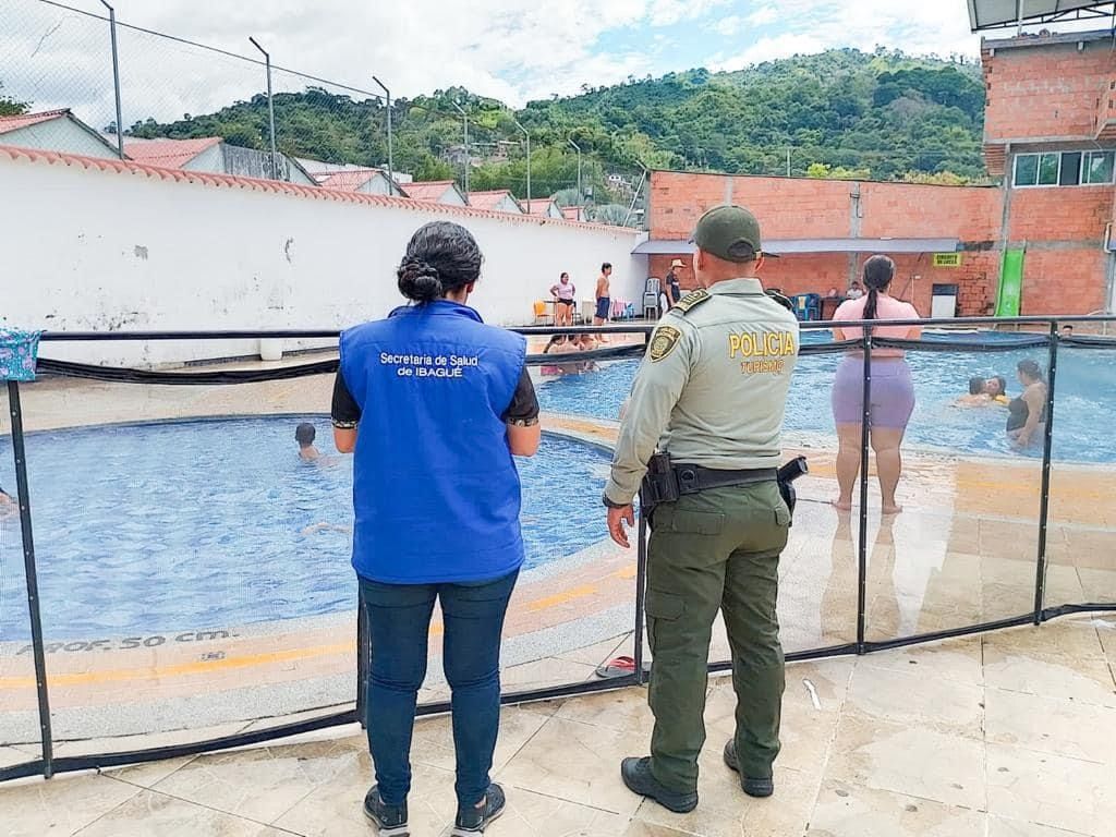 Hombre falleció nadando en una piscina, cuando le dio un infarto