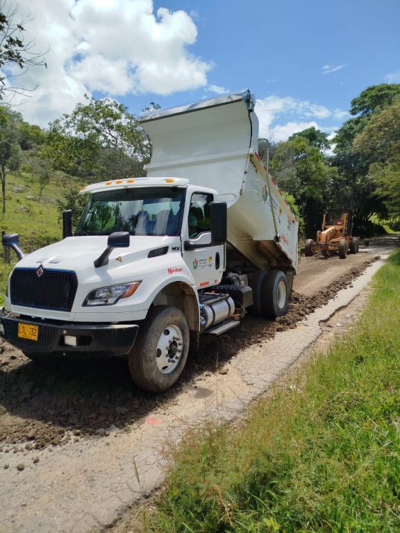 Trasladan maquinaria para atender emergencias en el Tolima, por ola invernal