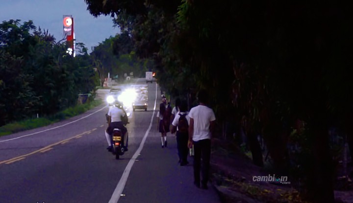 Niños del Guamo arriesgan su vida para llegar al colegio. Afectados culpan al alcalde