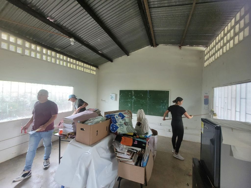 La unión hace la fuerza, estudiantes de la escuela de aviación, mejoran escuela