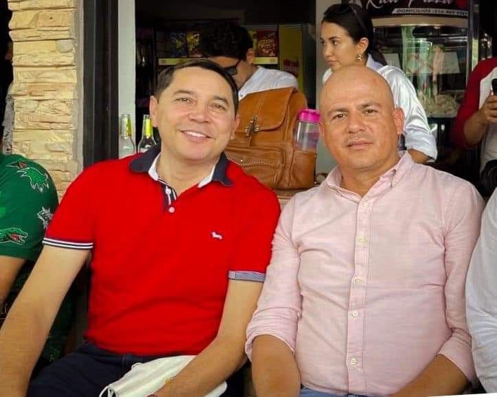 Exalcalde Hurtado, feliz haciendo campaña al lado del violador, en Ataco