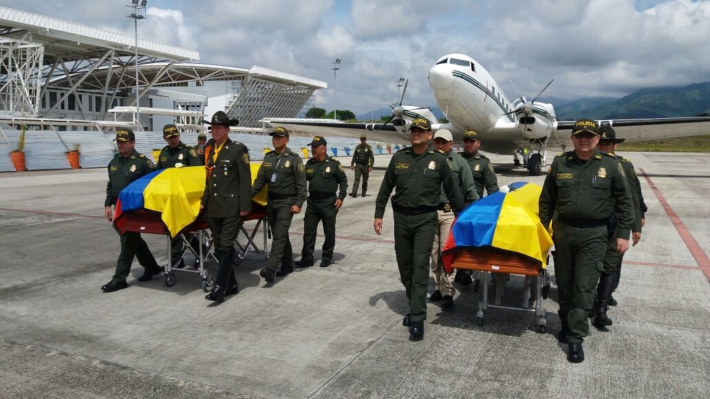 Llegaron a Ibagué los cuerpos de policías asesinados en el Cauca