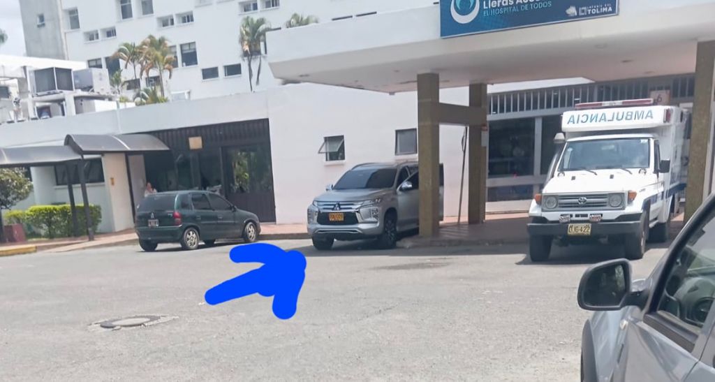 Gerencia del Federico Lleras, con camioneta de 200 millones, y las ambulancias varadas