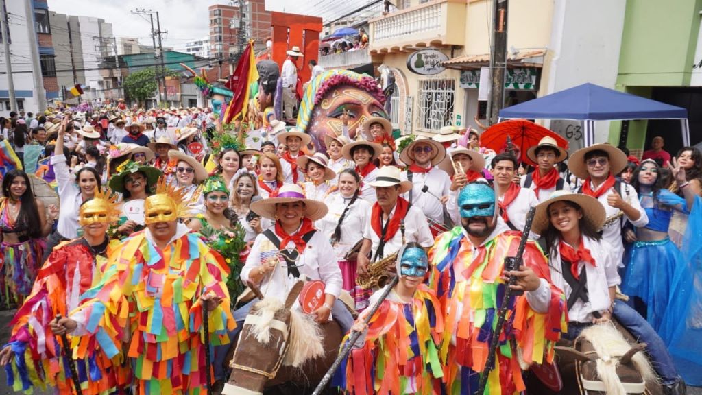 Con carroza conmemorativa a sus 80 años y una gran apuesta cultural, UT participa en desfile nacional del Festival Folclórico Colombiano