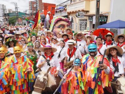 Con carroza conmemorativa a sus 80 años y una gran apuesta cultural, UT participa en desfile nacional del Festival Folclórico Colombiano