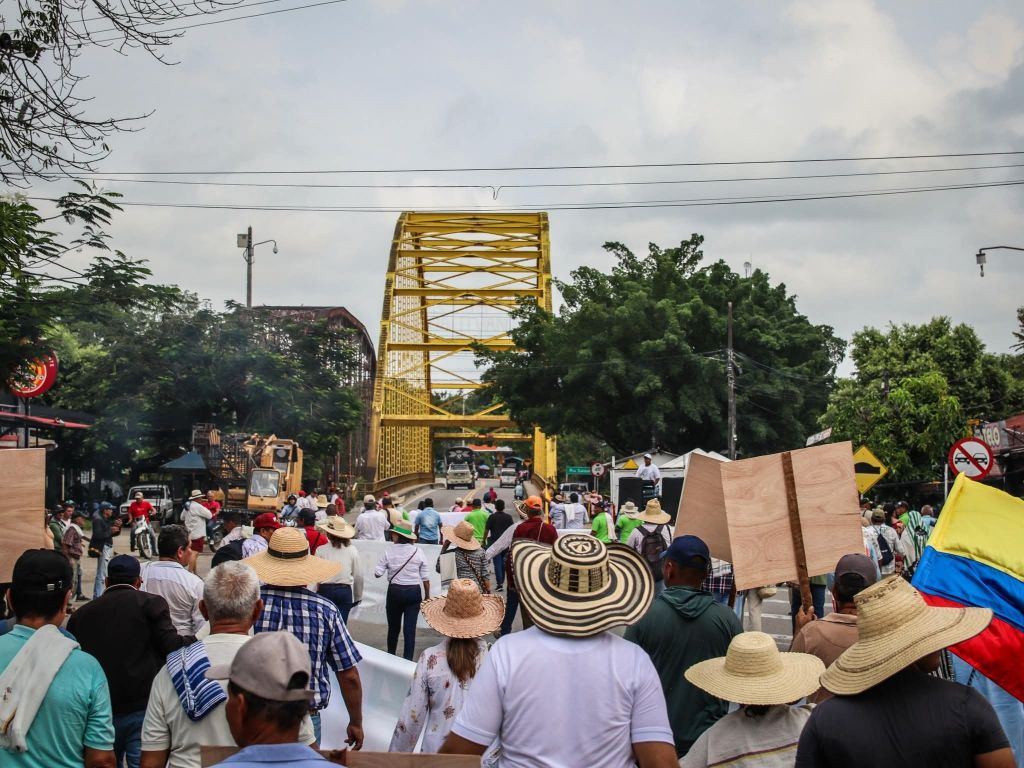 Arroceros bloquean el centro del país, por incumplimiento del gobierno Petro