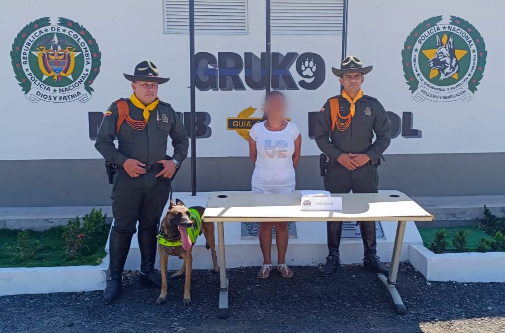 Perro Policía delató a mujer que llevaba marihuana en su maleta