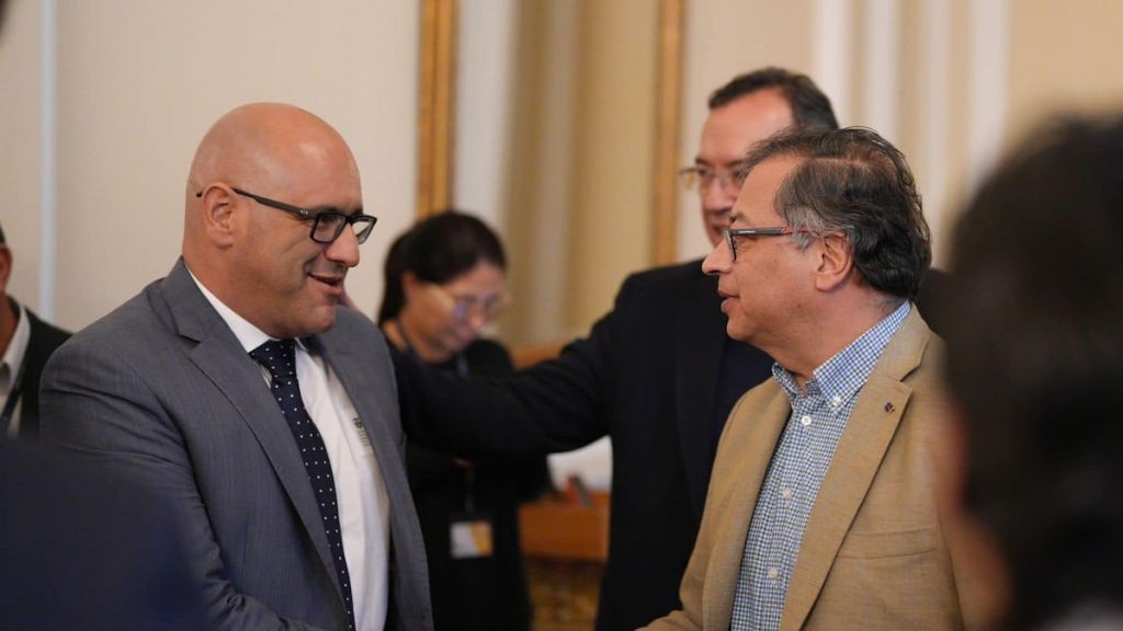 Congresista Yepes, en Bogotá se arrodilla a Petro, y en el Tolima lo difama