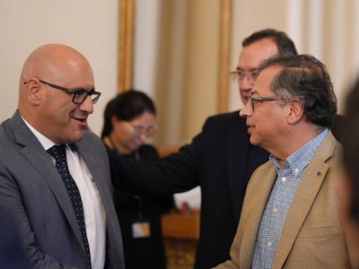 Congresista Yepes, en Bogotá se arrodilla a Petro, y en el Tolima lo difama