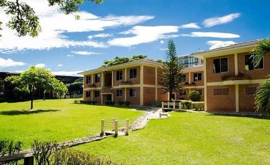 Agarrados padres de familia, con los directivos del colegio Cisneros Ibagué
