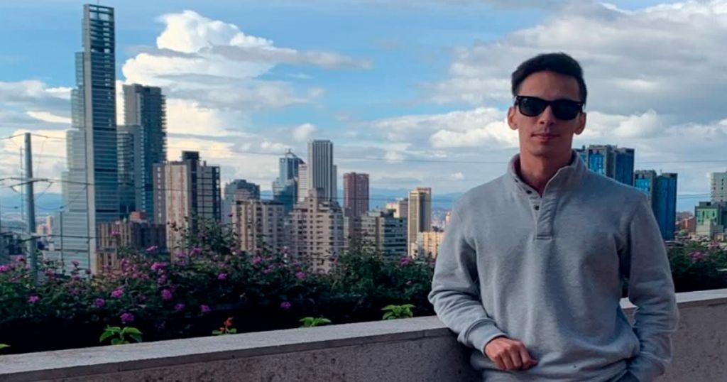 Renzo García, guarda silencio mientras Gustavo Petro, malgasta la plata del medio ambiente en Cine