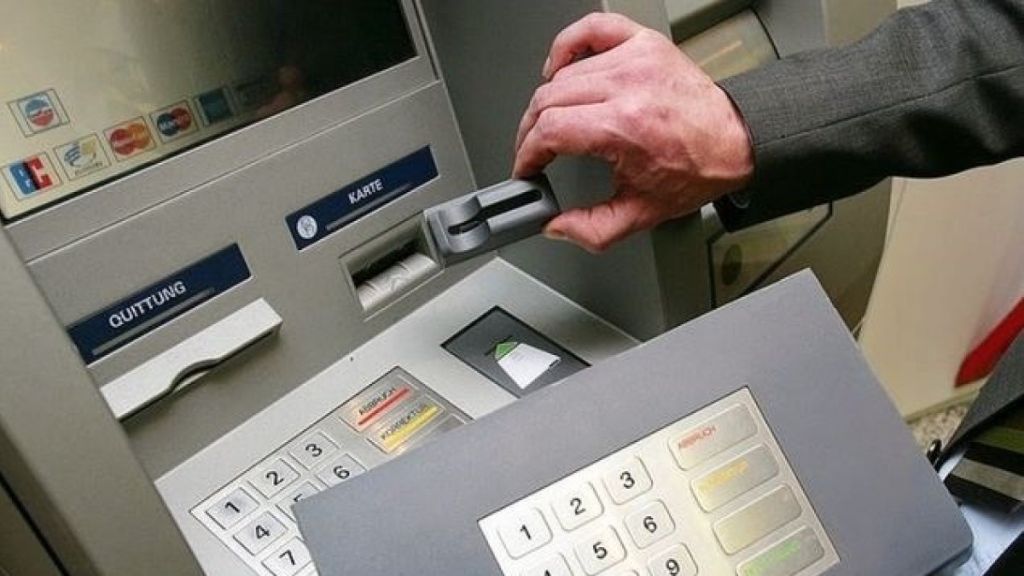 ¿Cómo evitar que le clonen la tarjeta en los cajeros electrónicos?