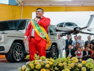 Alcalde que llega en avioneta a trabajar, se declaró en quiebra