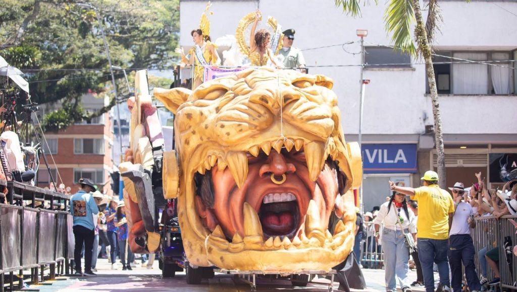 Carrozas inspiradas en las maravillas del Tolima deslumbraron en el Gran Desfile de San Pedro del 52° Festival Folclórico Colombiano