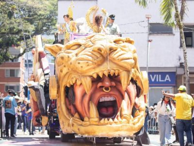 Carrozas inspiradas en las maravillas del Tolima deslumbraron en el Gran Desfile de San Pedro del 52° Festival Folclórico Colombiano