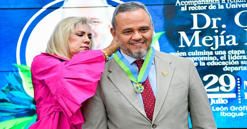 Cortolima condecoró al rector de la UT, Omar Mejía, con la Medalla al Mérito Ambiental