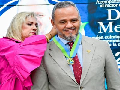 Cortolima condecoró al rector de la UT, Omar Mejía, con la Medalla al Mérito Ambiental