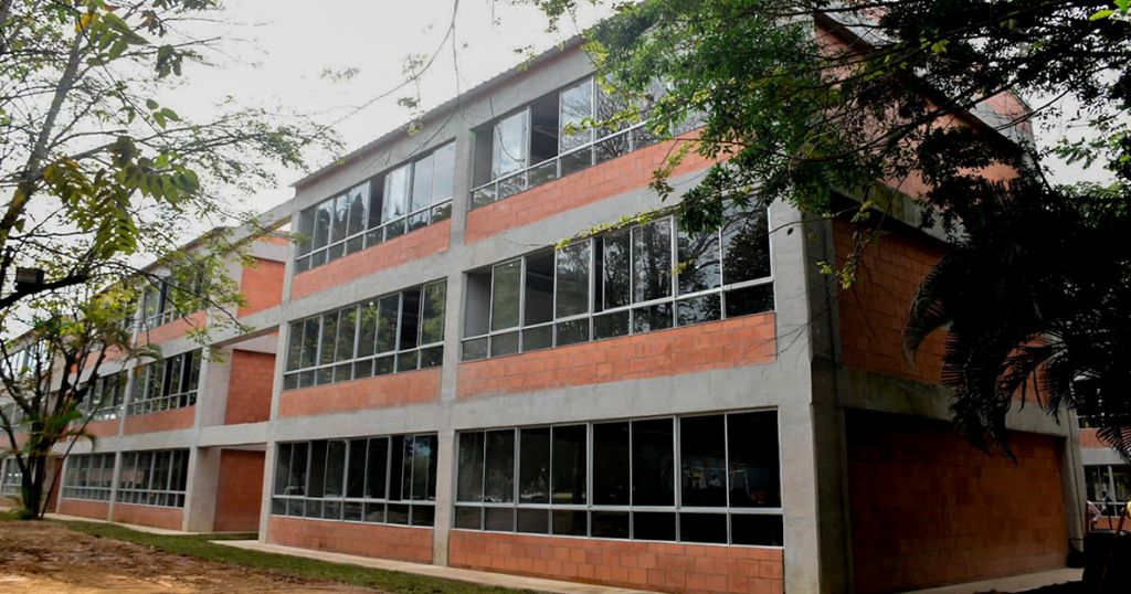 La historia de los 20 niños que dejaron por fuera del colegio, por llegar tarde