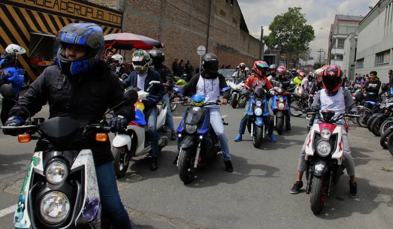 Motociclistas sorprendidos violando medida de parrillero
