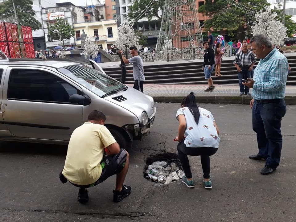 Hueco en pleno centro de Ibagué causó accidente