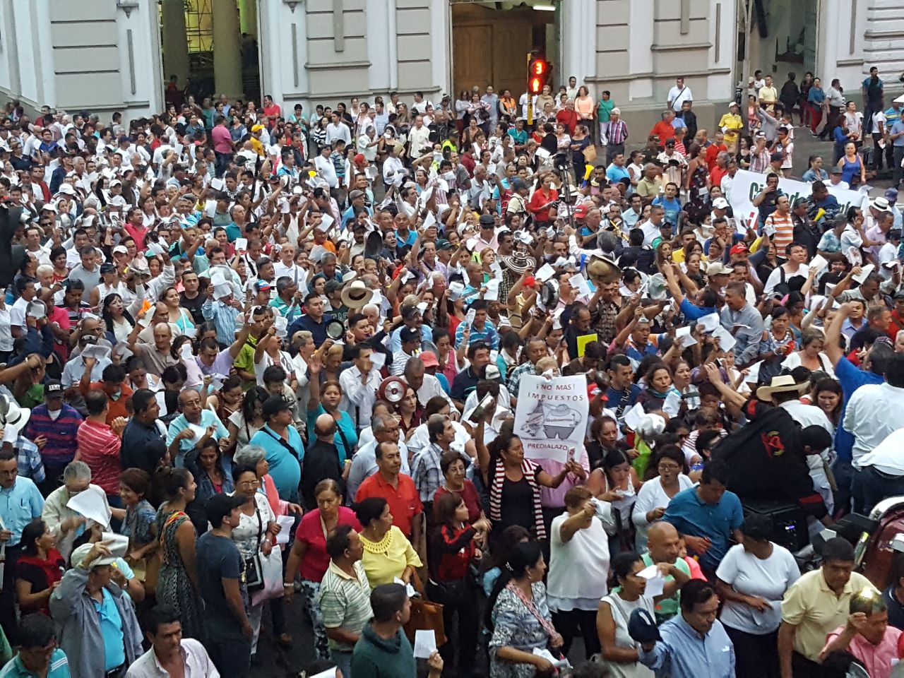 A regañadientes alcalde de Ibagué firmó rebaja del predial