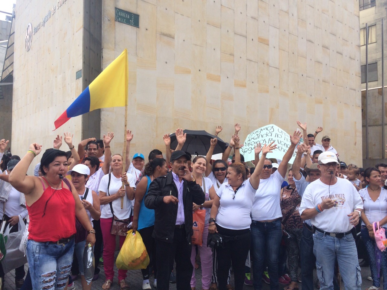 Invasores piden que la Policía no los persiga más, protesta peculiar ayer en el centro de Ibagué