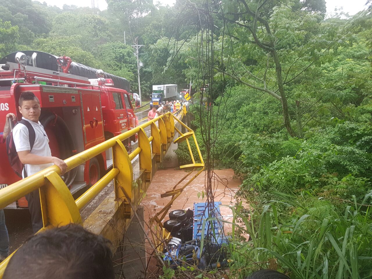 Volqueta cayó al río Gualanday, conductor se salvo de milagro